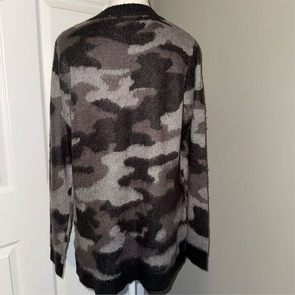 LOGO Lavish Lori Goldstein Womens Gray Camo V-Neck Sweater Sequin Accents Size S - Picture 4 of 13
